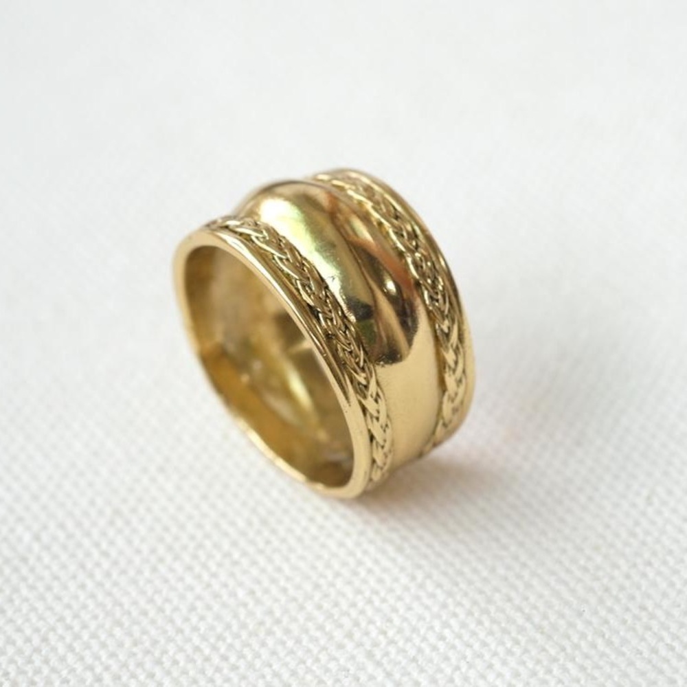 Elegant Gold-tone Band Ring